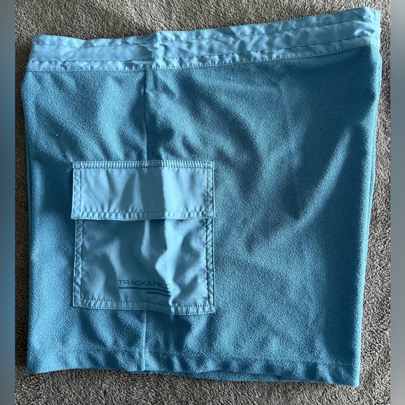Blue Shorts Track & Field adjustable waist
2 side pockets - Picture 4 of 4